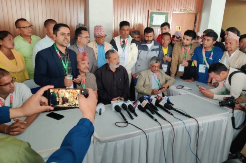 कांग्रेस सभापतिका उम्मेदवार किशोरसिंह राठौरले लिए उम्मेदवारी फिर्ता