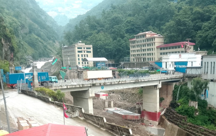 तातोपानी नाका खुलेपछि दसैंका सामान भित्र्याउन व्यवसायीलाई हतारो